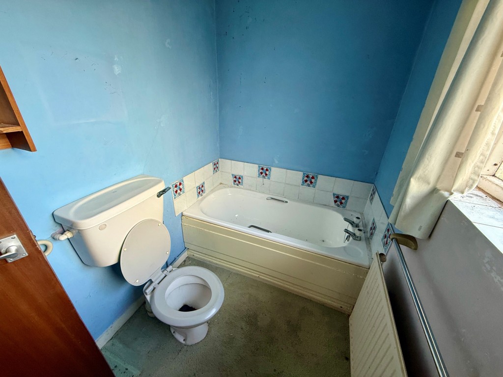 Lot: 161 - MID-TERRACE HOUSE FOR REFURBISHMENT - Bathroom with W.C.